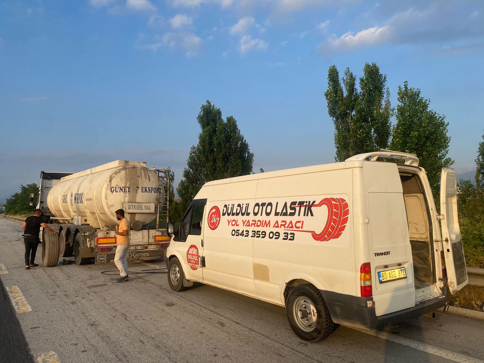 Düldül Oto Lastik ekibi otoyol kenarında tanker lastiği değişimi yapıyor
