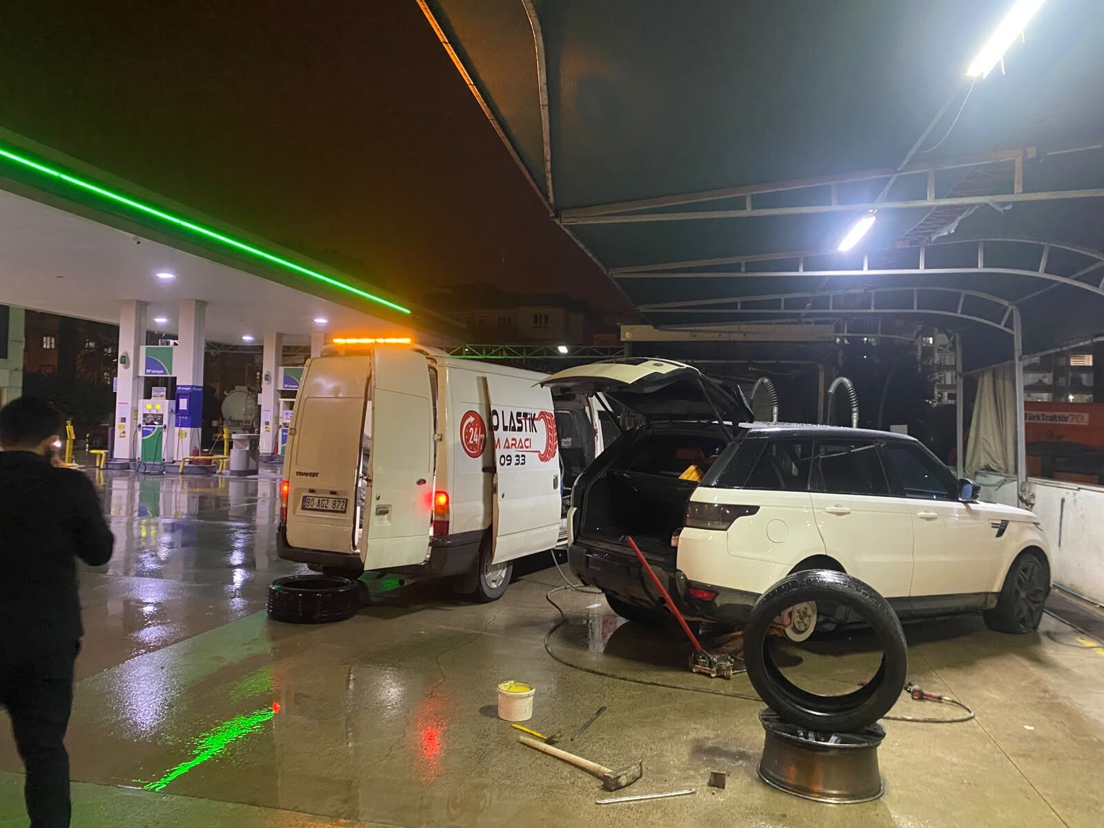 Gece akaryakıt istasyonunda lastik değişimi