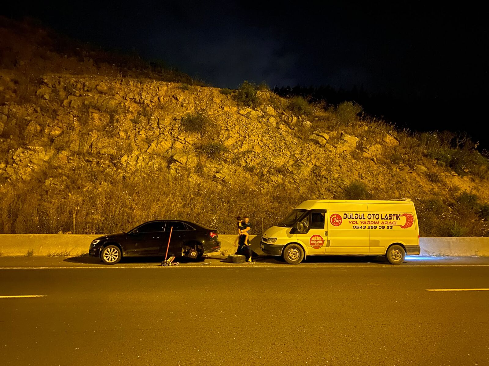 Otoyol kenarında gece lastik değişimi yapan Düldül Oto Lastik ekibi